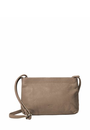 Kožená crossbody taška v taupe farbe, s hladkým, textúrovaným povrchom, bezpečným popruhom a minimálnym logom na prednej strane.