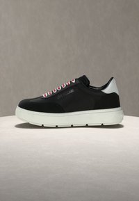 Μαύρο χαμηλό αθλητικό παπούτσι με λευκή σόλα, κόκκινες και λευκές κορδόνια, λευκό τακούνι και λογότυπο "LOVE MOSCHINO" στο πλάι.