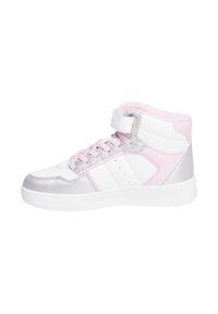 Sneaker alta realizzata in materiale sintetico bianco con dettagli in rosa chiaro e argento, decorazioni lucide e una fascia in velcro.