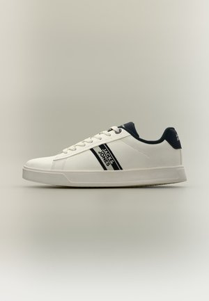 Baskets basses blanches avec des accents noirs, design à lacets et logo Jack & Jones sur le côté et sur le talon.