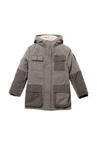 Parka gris acolchada con capucha, forro de forro polar, cuatro bolsillos frontales y detalles en gris oscuro contrastante en las mangas.