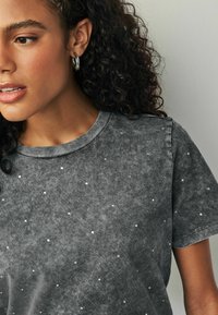 Next SHORT SLEEVE SPARKLE EMBELLISHED REGULAR FIT - Triko s potiskem - washed charcoal grey