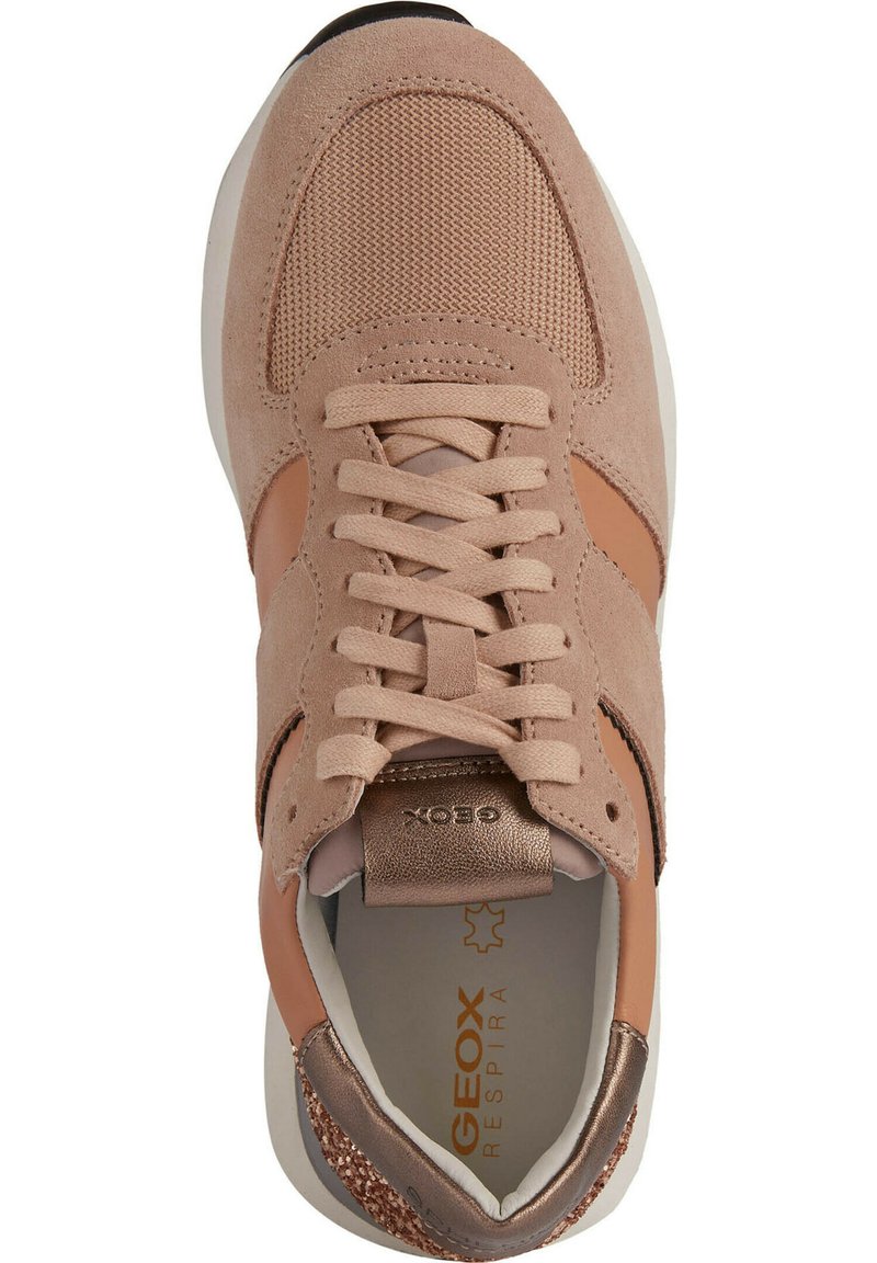Helle rosa Sneakers mit Obermaterial aus Mesh und Wildleder, Schnürung auf der Vorderseite, bronze Akzente und weiße Sohle. Enthält das Logo "GEOX RESPIRA" innen.