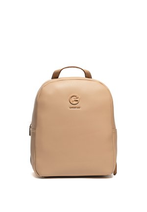Zaino in pelle beige con manico superiore, bordi arrotondati e piccolo logo dorato con nome del marchio al centro sul davanti.