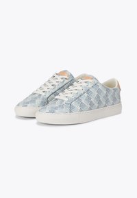 Sneaker in tessuto con un motivo geometrico blu e bianco, suola bianca e accentuazione beige sul tallone. Presenta lacci piatti e una texture liscia.