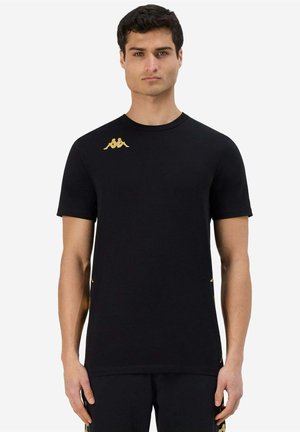 T-shirt nera a maniche corte con scollatura rotonda e logo dorato sulla spalla sinistra, arricchito da dettagli dorati laterali. Tessuto dalla trama liscia.