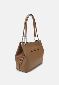 Sac à main en cuir marron avec une surface texturée, des ferrures argentées, deux longues poignées et une poche zippée sur le côté.