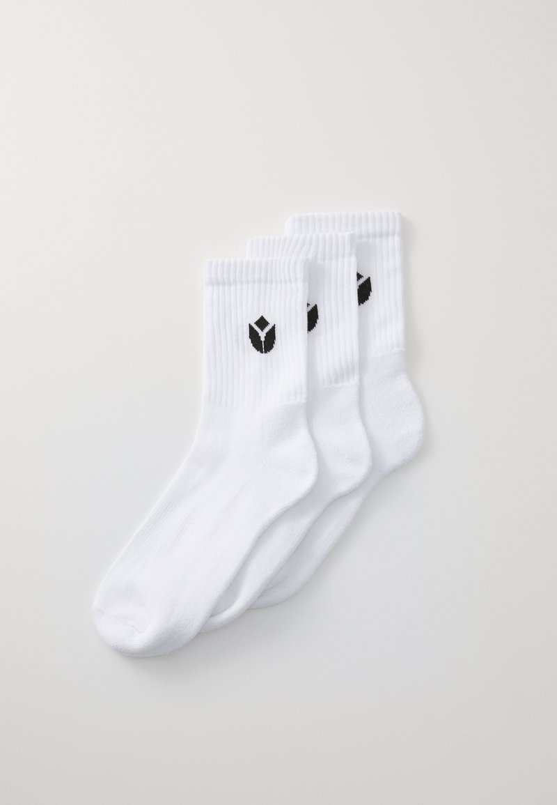 Calcetines de algodón blancos, con textura acanalada y logo negro en cada lado. Vienen en un paquete de tres. Longitud estándar de tripulación.