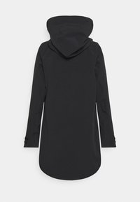 Giacca nera con cappuccio e maniche lunghe, realizzata in tessuto liscio. Presenta un orlo inferiore arrotondato e un design minimalista senza chiusure visibili.