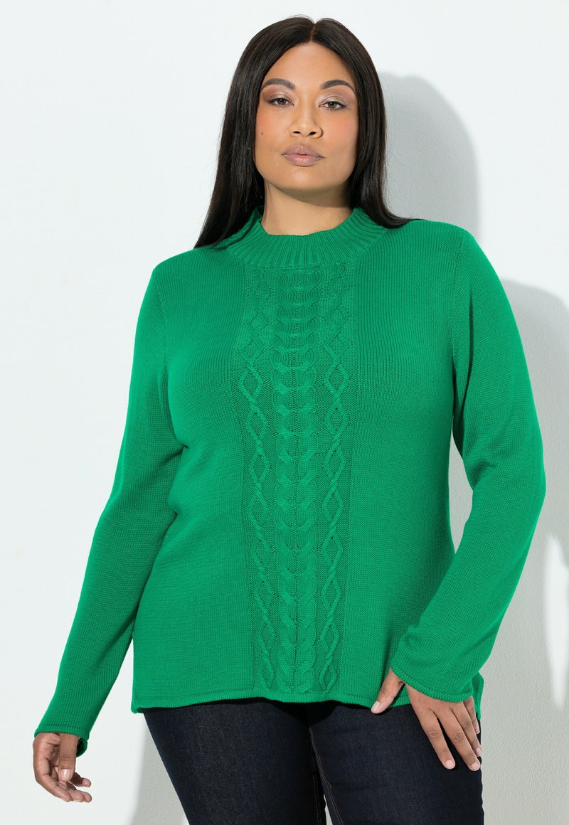 Maglione verde lavorato a maglia con collo alto, motivo a treccia centrale testurizzato e maniche lunghe. Materiale leggero.