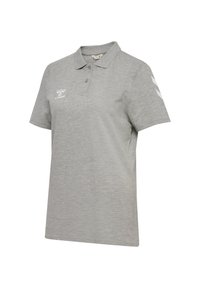 Grå polo lavet af blødt stof med en to-knaps stolpelukning, en krave og hvide logoaccents på venstre bryst og ærme.