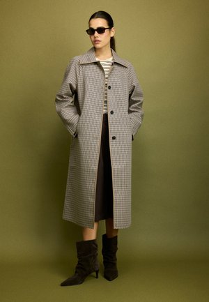 Stradivarius, LONG REVERSIBLE CHECK TRENCH COAT - Trench - mottled brown