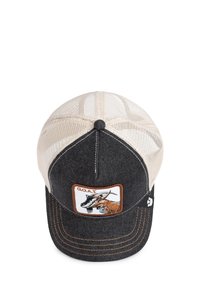 Casquette gris foncé avec un arrière en maille beige, arborant un design de chèvre brodé sur une étiquette blanche. Comprend des coutures contrastées et une sangle ajustable.