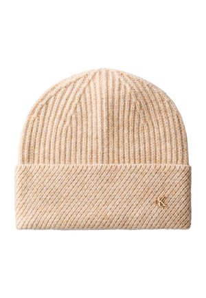 Bonnet en maille côtelée beige avec bord replié et petit logo doré "cK" sur le bord inférieur sur fond blanc.