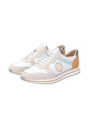 Basket en tissu blanc mélangé et daim gris clair, avec une touche de vert menthe. Détails en argent métallique et en beige, avec un patch logo.