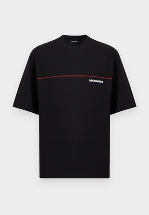 Tricou negru cu mâneci scurte, cu o linie orizontală subțire roșie pe piept și logo „DSQUARED2” alb pe partea dreaptă.