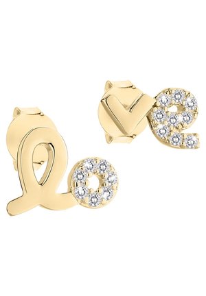 Złote kolczyki na sztyfcie w kształcie liter 'L' i 'V', ozdobione małymi, okrągłymi, przezroczystymi kamieniami szlachetnymi na białym tle.