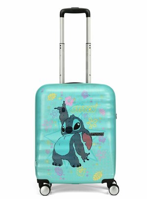 Valise rigide aqua avec un personnage de dessin animé, présentant une surface texturée, des roues lisses et une poignée extensible.