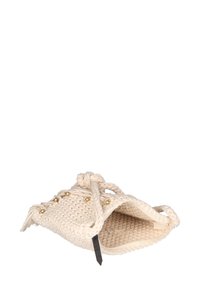 Borsa beige intrecciata realizzata in materiale tessuto con un topo annodato e dettagli in perline dorate lungo il lato. Presenta un interno testurizzato.