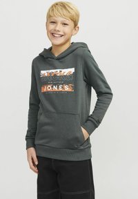 Temno zeleni hoodie s kenguru žepom, ki ima grafični odtis v beli in oranžni barvi z napisom "JACK& JONES" čez prsa.