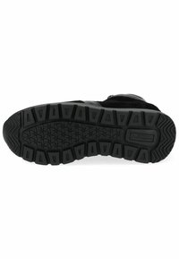 Suola di scarpa in gomma nera con una superficie texturizzata, caratterizzata da motivi triangolari e zigzag per garantire trazione e durata. Logo del brand visibile.