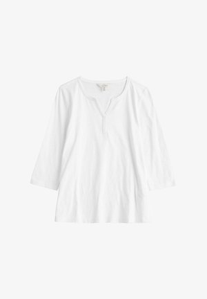 Chemise blanche à manches longues avec un col rond et une petite encoche en forme de V à l'avant, présentée sur un fond blanc uni.