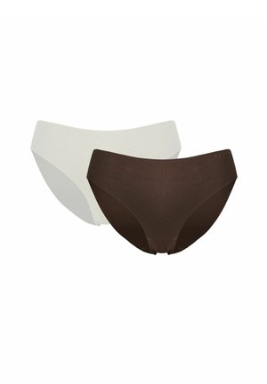 Kobieta o długich blond włosach, ubrana w cielisty biustonosz bez ramiączek oraz ciemnobrązowe majtki bikini, stojąca na białym tle.