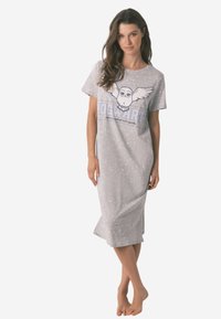 Grå bomulds natkjole med korte ærmer, prydet med et fantasifuldt uglemotiv og teksten "Hogwarts". Stoffet har en spraglet tekstur.