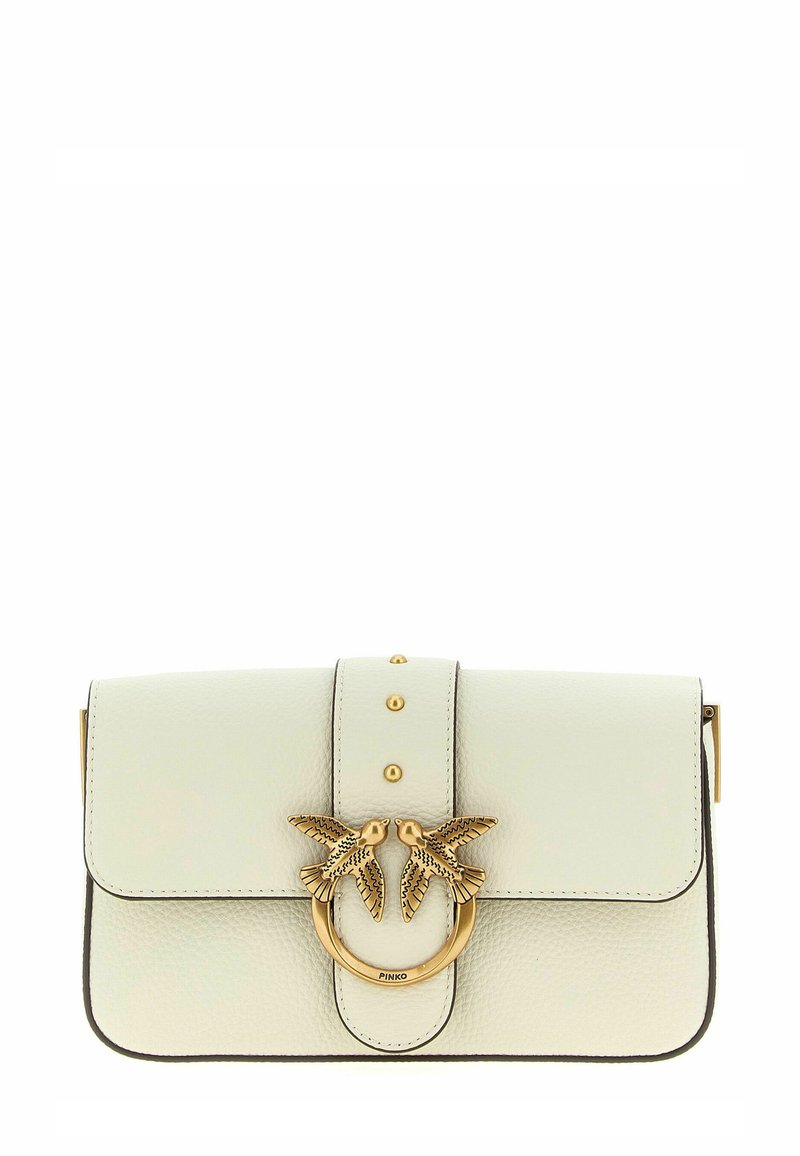 Piccola borsa a tracolla in pelle bianca con una chiusura dorata raffigurante due uccelli e tre piccoli borchietti dorati sulla patta della tracolla.
