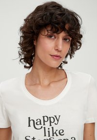 s.Oliver MIT STATEMENT-PRINT - T-shirt z nadrukiem