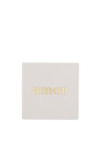 Vit kvadratisk keramikplatta med upphöjda kanter som har ordet "amor" i guld centrerat på ytan.