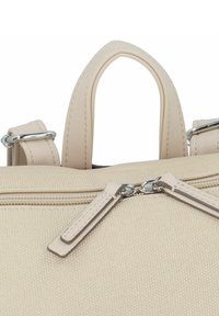 Borsa strutturata beige con corpo in tessuto testurizzato, doppi manici superiori e zip in pelle liscia con dettagli in metallo argentato.
