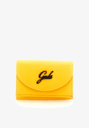 Portafoglio in pelle gialla con pattina arrotondata e logo nero "Gabs" sul davanti, bordi cuciti, mostrato su sfondo bianco.