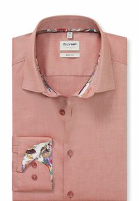 Kurzärmliges, hellrotes, kariertes Hemd mit einem floral gemusterten Innenkragen und -manschetten, ausgestattet mit fünf braunen Knöpfen und einer taillierten Passform.