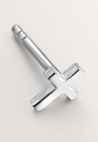 Colgante en forma de cruz de metal plateado con un acabado pulido y elegante. Presenta un cuerpo recto y brazos con bordes cuadrados, creando un diseño geométrico.