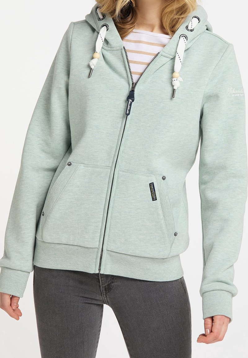Svetle zelená mikina na zip vyrobená z měkké tkaniny, s přední kapsou, nastavitelnou kapucí se šňůrkou a kontrastními bílými detaily.