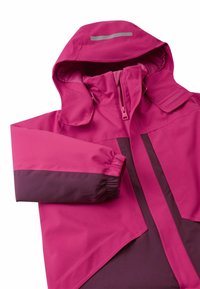 Magenta i ciemnofioletowa wodoodporna kurtka z kapturem, zapięciem na zamek i elastycznymi mankietami; gładka tekstura z refleksyjnymi akcentami.