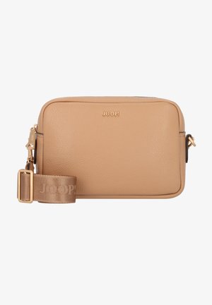 Sac en cuir tan à porter en bandoulière avec quincaillerie dorée, fermeture zip et bandoulière à logo. Présente une texture lisse et une forme rectangulaire.