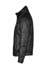 Chaqueta de cuero negra con un alto cuello, cierre frontal con cremallera, bolsillos laterales y acentos acanalados en los hombros y las mangas. Textura suave.