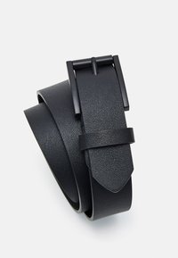 Ceinture en cuir noir avec une finition texturée, dotée d'une boucle rectangulaire noire mate et d'une extrémité effilée élégante.