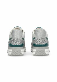 Chaussures de sport avec un dos en paillettes argentées, des accents turquoise, une semelle intermédiaire gris clair et des surfaces texturées pour une meilleure adhérence et style.