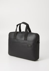 Czarna torba na laptopa wykonana z gładkiego materiału syntetycznego, z dwiema solidnymi rączkami, zamknięciem na zamek oraz tylną kieszonką.