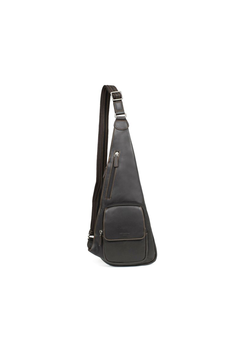 Borsa a tracolla in pelle marrone con una texture liscia, design angolato, tracolla regolabile e una tasca frontale con zip. Dettagli cuciti adornano i bordi.