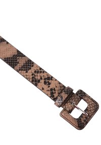 Schwarzes und beiges Python-Leder-Gürtel mit texturierten Oberflächen, quadratischer Metallschnalle und eleganter, schmaler Form.