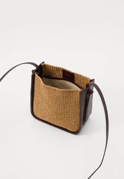 Loeffler Randall Taška cez plece - espresso