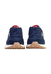 Sneakers da uomo in suede blu navy con dettagli rossi, dotati di una suola intermedia bianca, suola in gomma testurizzata e design classico con lacci.