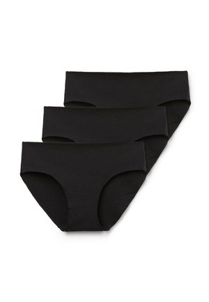 Trzy czarne, bezszwowe majtki bikini ułożone na białym tle.