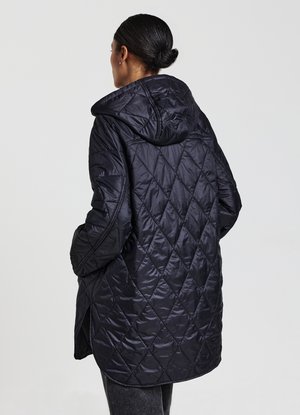 Schwarze gesteppte Jacke mit Kapuze, die ein Rautenmuster und Seitentaschen aufweist. Glatte Textur, lockere Passform und mittellanges Design.