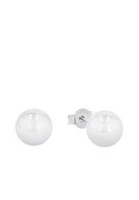 Vita keramikstiftörhängen med en glansig yta, sfärisk form och baksidor i silverfärg. Varje örhänge har en slät textur.