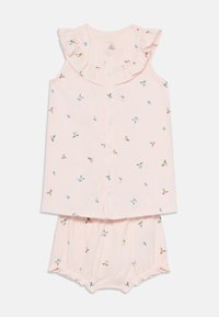 Lys rosa bomull to-delts antrekk med små blomsterprint, som har en ermeløs topp med volanger og elastiske shorts for komfort.